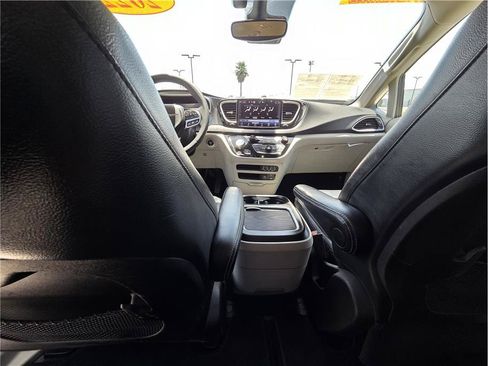 Used 2022 Chrysler Pacifica Touring-L FWD image 12