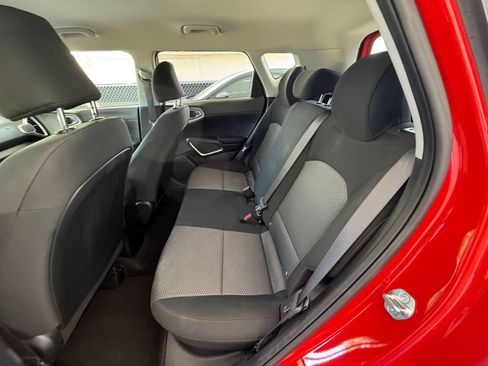 Used 2025 Kia Soul LX w/ LX Technology Package FWD image 23