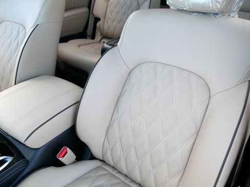 Used 2024 Nissan Armada Platinum w/ Captain's Chairs Package RWD image 9