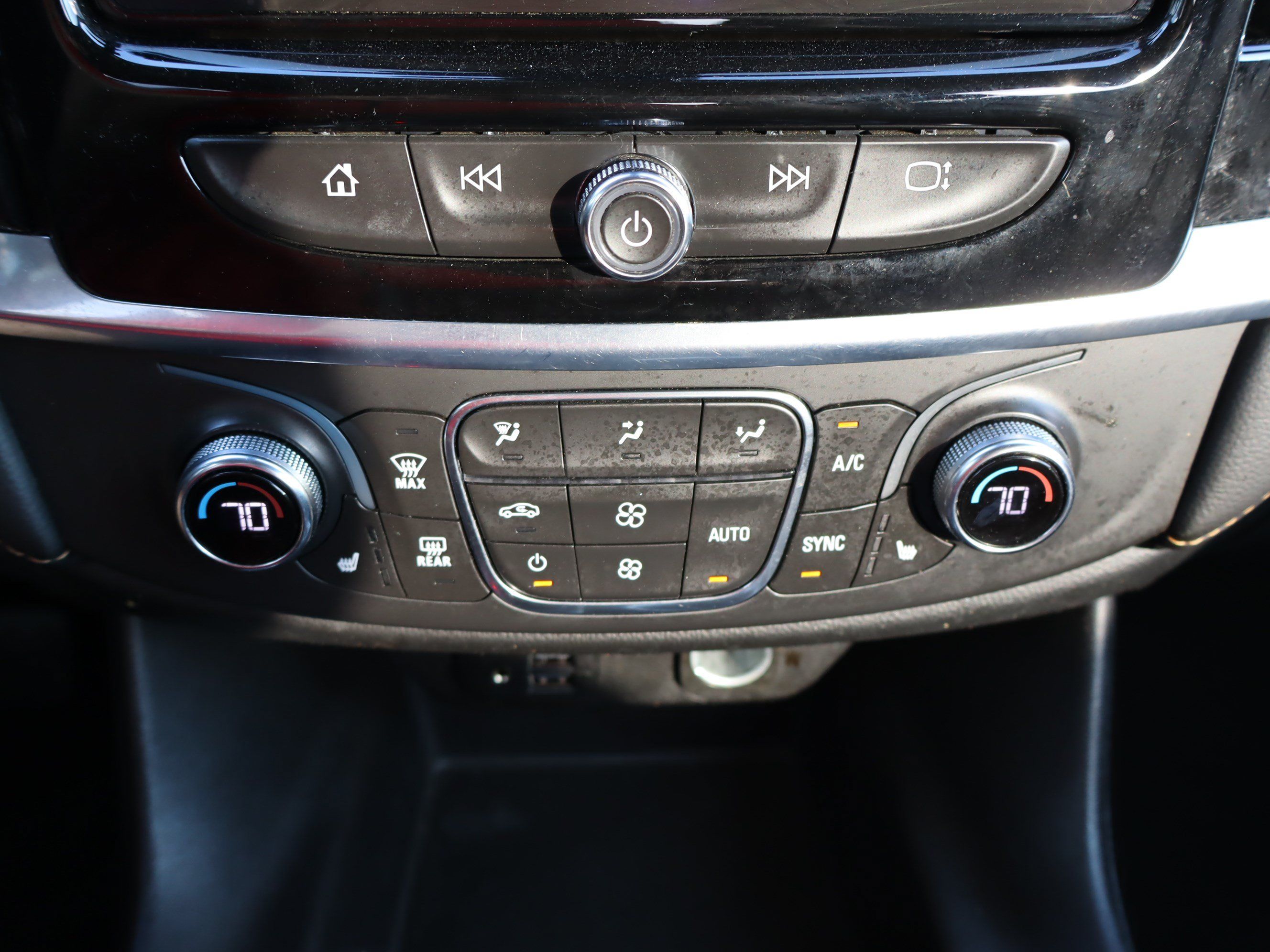 Used 2021 Chevrolet Traverse RS AWD/4WD image 28