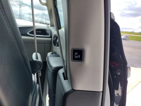 Used 2024 Chrysler Pacifica Limited FWD image 29