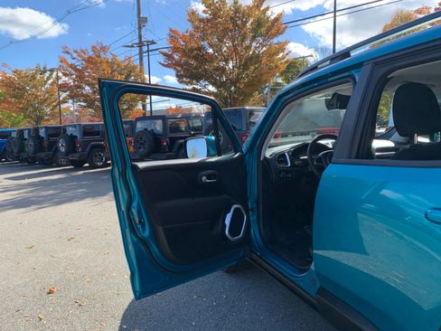 Used 2020 Jeep Renegade Latitude w/ Safety & Security Group II image 15