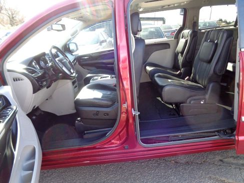 Used 2016 Chrysler Town & Country Touring-L image 40