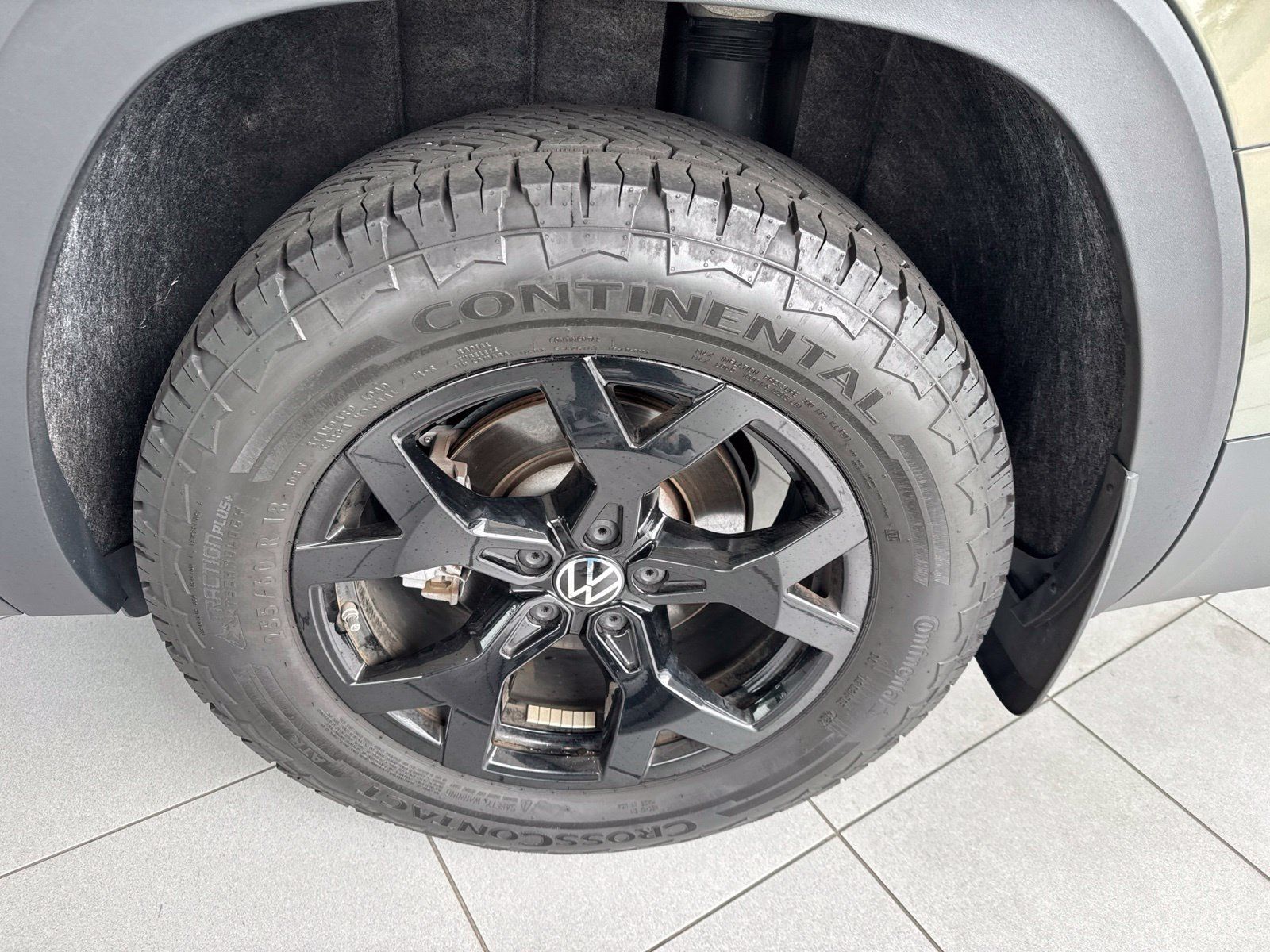 Used 2025 Volkswagen Atlas Peak Edition SE AWD/4WD image 14