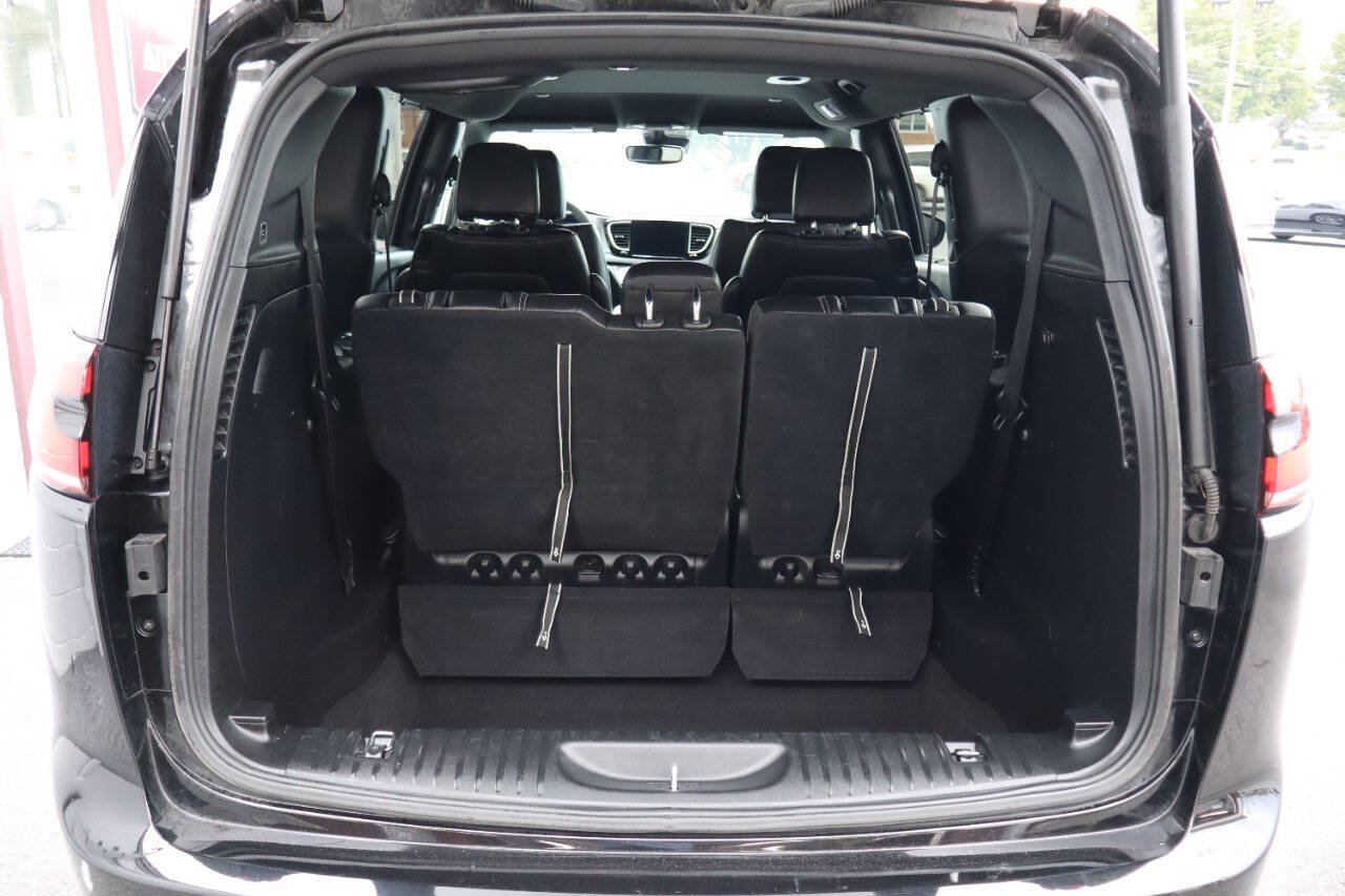 Used 2025 Chrysler Pacifica Select FWD image 4