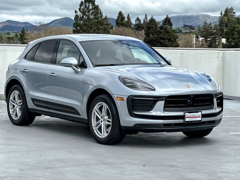 Used 2025 Porsche Macan image 10