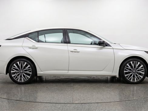 Used 2025 Nissan Altima 2.5 SV FWD image 11