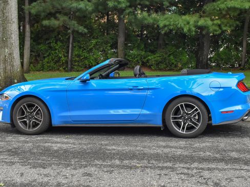 Used 2022 Ford Mustang Premium RWD image 6
