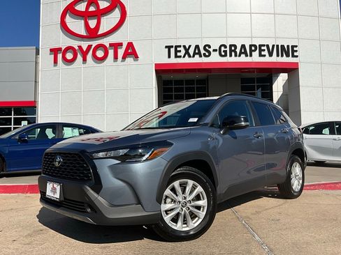 Used 2025 Toyota Corolla Cross LE image 2