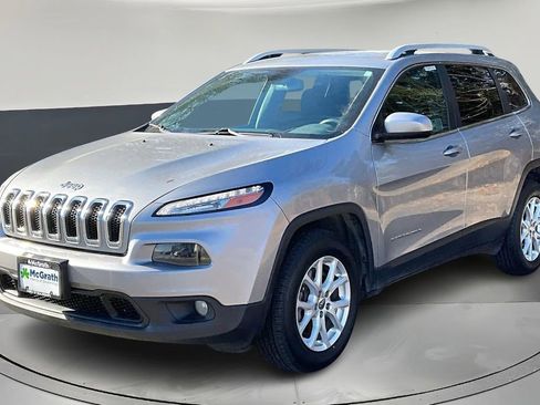 Used 2017 Jeep Cherokee Latitude w/ Cold Weather Group image 3
