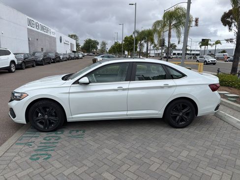 Used 2024 Volkswagen Jetta SE FWD image 4