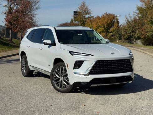 New 2026 Buick Enclave Avenir w/ Super Cruise Package image 2