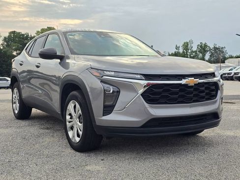 Used 2024 Chevrolet Trax LS w/ Driver Confidence Package FWD image 7