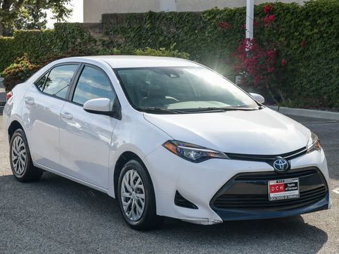 Used 2017 Toyota Corolla LE FWD image 3