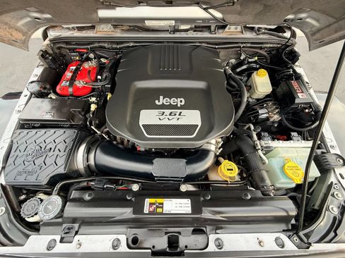 Used 2013 Jeep Wrangler Unlimited Rubicon w/ Connectivity Group AWD/4WD image 4