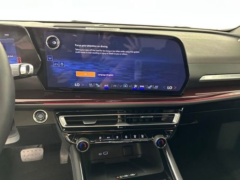 Used 2024 Chevrolet Traverse RS image 21