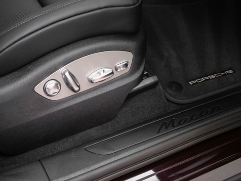 Used 2025 Porsche Macan image 19