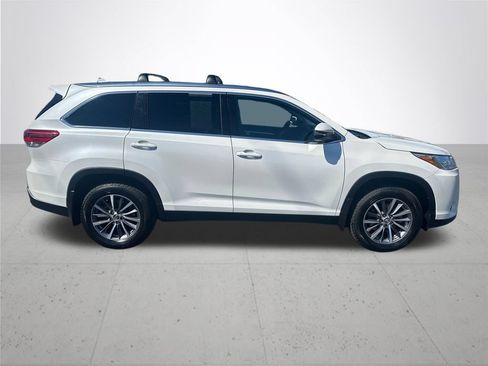 Used 2019 Toyota Highlander XLE AWD/4WD image 6