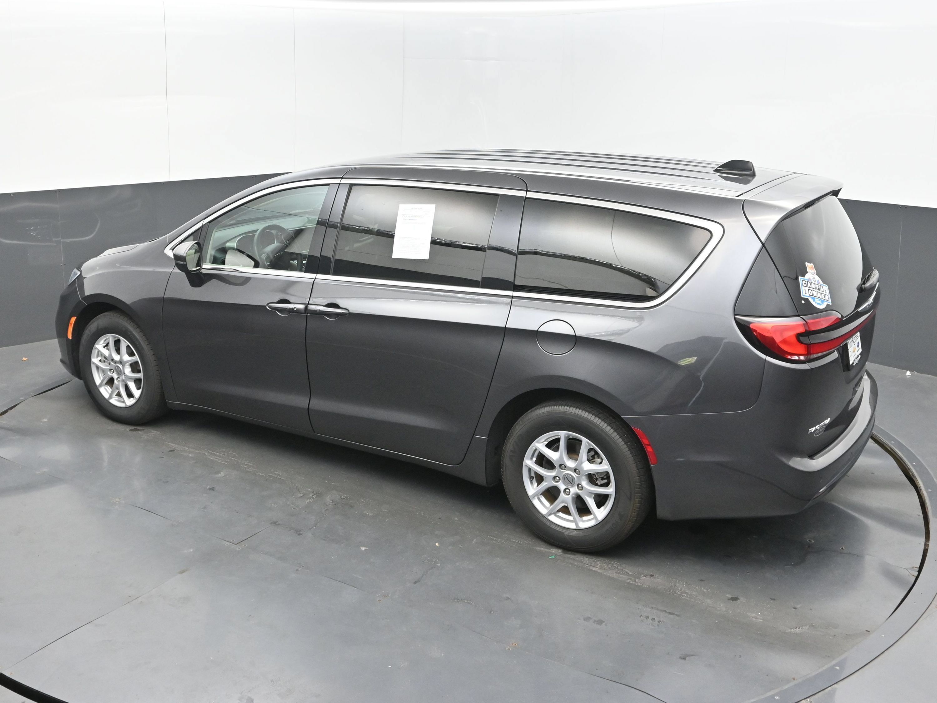 Used 2023 Chrysler Pacifica Touring-L FWD image 36