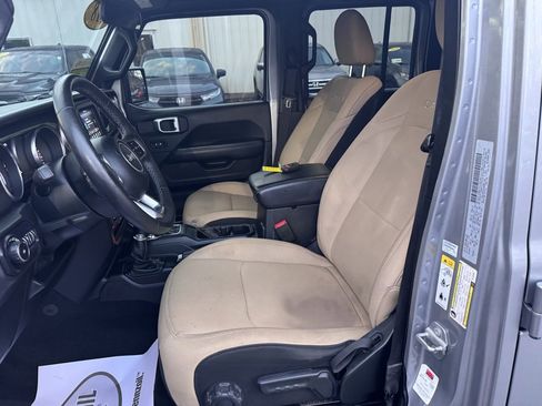 Used 2018 Jeep Wrangler Unlimited Sahara w/ Cold Weather Group image 17