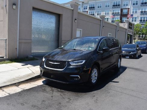 Used 2024 Chrysler Pacifica Touring-L FWD image 3
