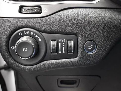 Used 2022 Jeep Cherokee Limited AWD/4WD image 23