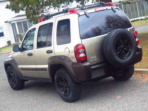 Used 2005 Jeep Liberty Renegade image 31