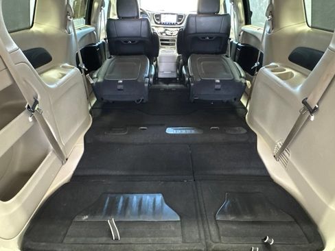 Used 2022 Chrysler Pacifica Touring-L FWD image 30