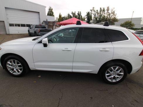 Used 2020 Volvo XC60 T5 Momentum image 2