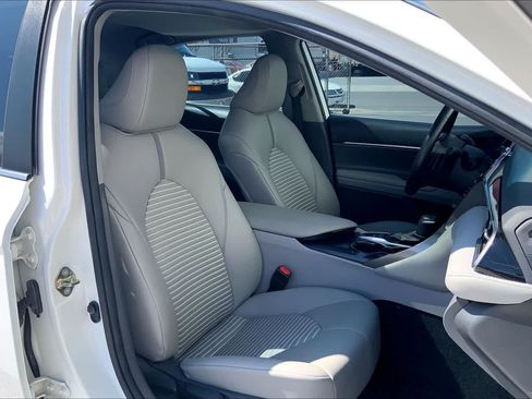 Used 2020 Toyota Camry SE w/ Sunroof Package FWD image 13