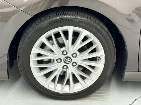 Used 2018 Toyota Camry XLE image 10