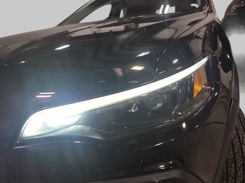 Used 2019 Jeep Cherokee Trailhawk w/ Cold Weather Group AWD/4WD image 33