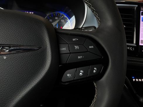 Used 2025 Chrysler Pacifica Limited FWD image 50