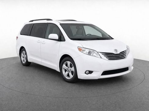 Used 2014 Toyota Sienna XLE FWD image 2