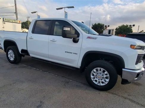 Used 2024 Chevrolet Silverado 2500 LT image 2