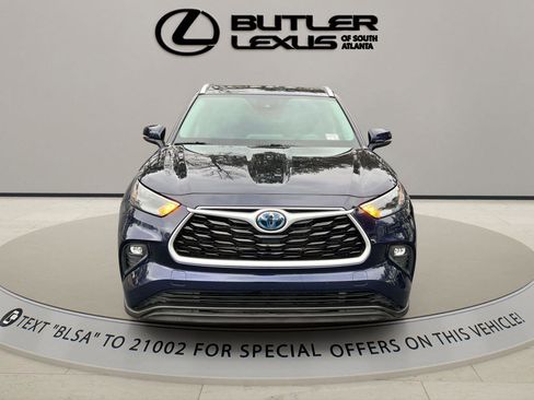 Used 2022 Toyota Highlander XLE image 2