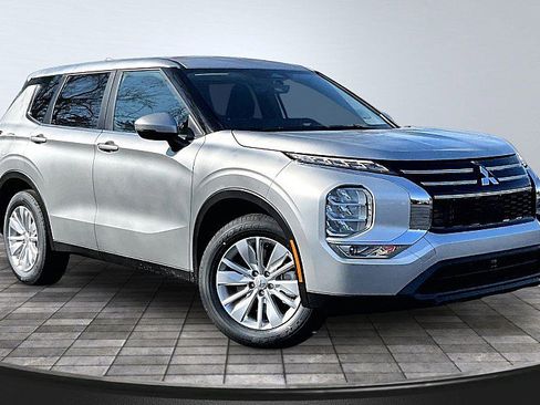 New 2026 Mitsubishi Outlander ES image 2