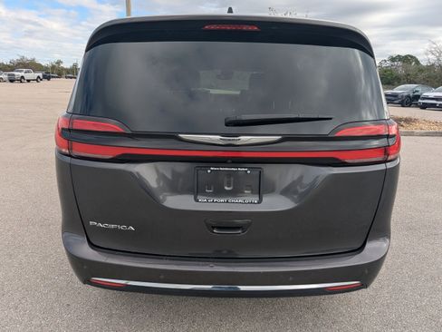 Used 2023 Chrysler Pacifica Touring-L image 7