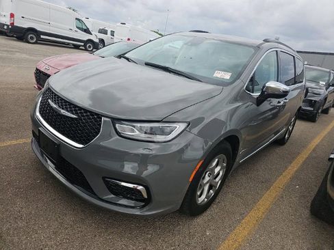 Used 2023 Chrysler Pacifica Limited image 2