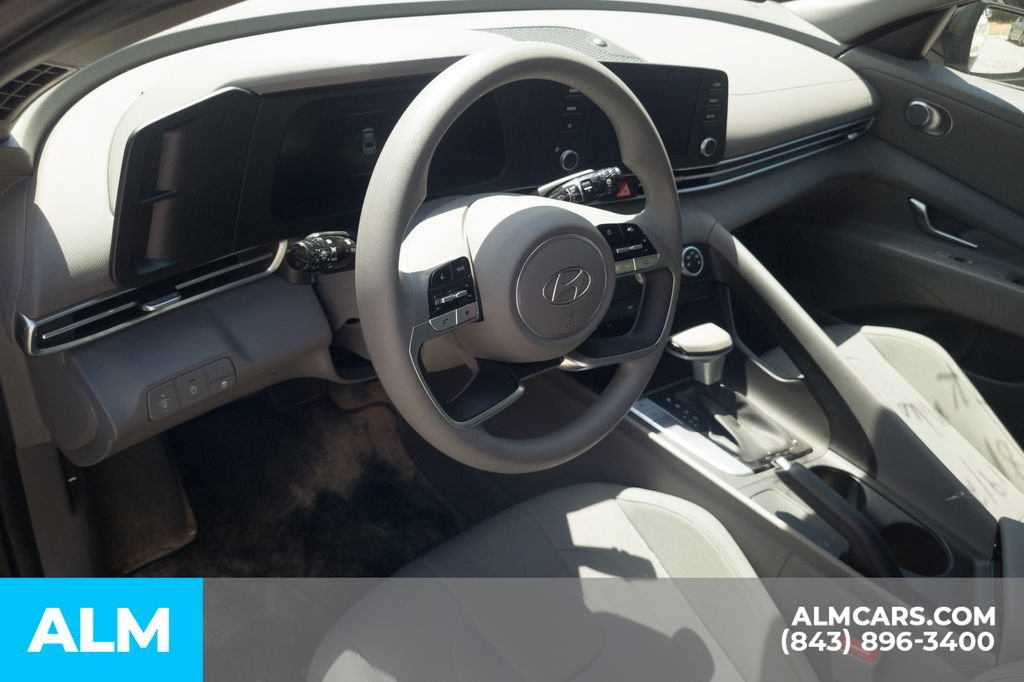 Used 2026 Hyundai Elantra SE FWD image 5