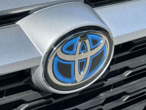 Used 2024 Toyota RAV4 LE AWD/4WD image 16