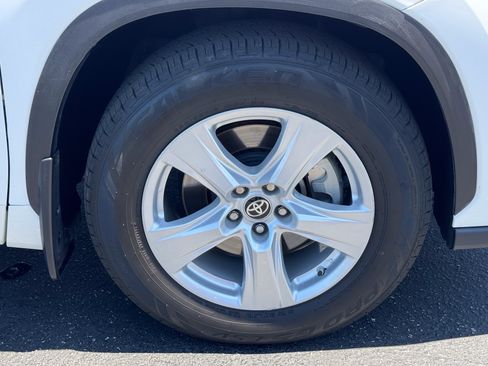 Used 2020 Toyota Highlander L FWD image 12