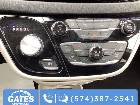 Used 2023 Chrysler Pacifica Touring-L image 26