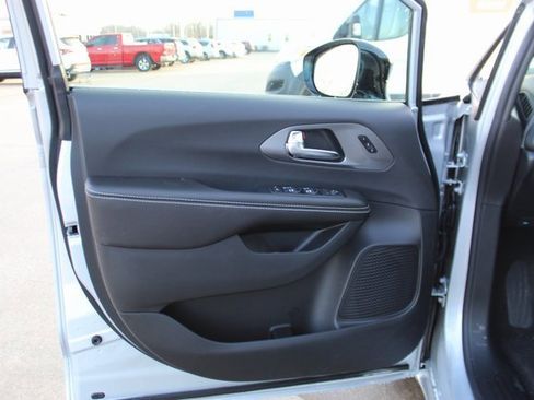 New 2026 Chrysler Pacifica Select image 8