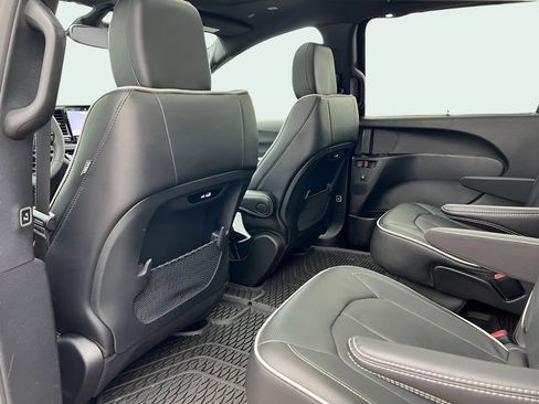 Used 2025 Chrysler Pacifica Limited image 14