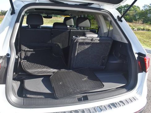 Used 2021 Volkswagen Tiguan SE FWD image 17