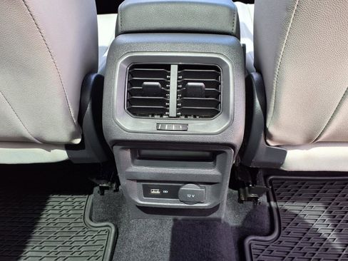 Used 2019 Volkswagen Tiguan SE w/ Panoramic Sunroof Package image 16