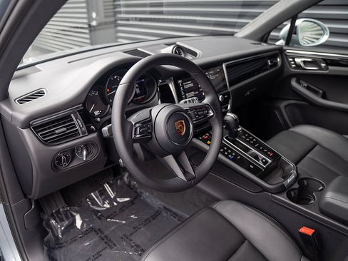 Used 2026 Porsche Macan AWD/4WD image 4