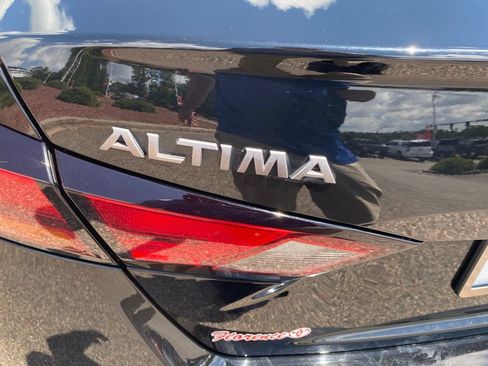 Used 2025 Nissan Altima 2.5 SV FWD image 14