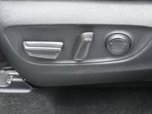 Used 2022 Toyota Highlander XLE AWD/4WD image 10